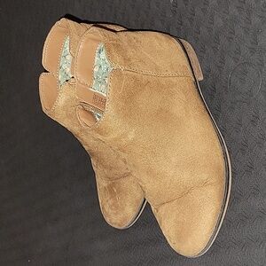 Girl’s Ankle Boots Cat and Jack girls size 1 brown faux suede
